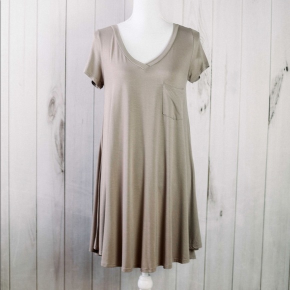 Hailey- tan t-shirt dress with pocket - Picture 4 of 8